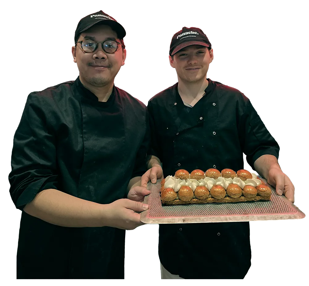 Deux patissiers de Panache presentent une plaque de choux